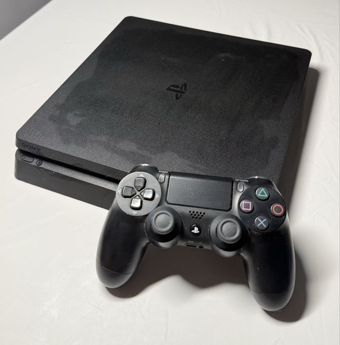 PS 4 em perfeitas condições, sem marcas de uso, comando original e jog