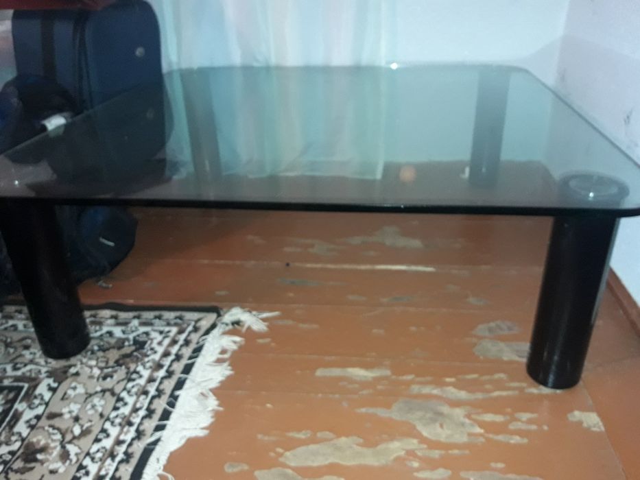 Стол стеклянный.