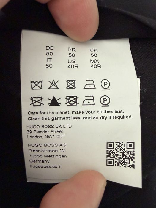 Czarny garnitur marki Hugo Boss