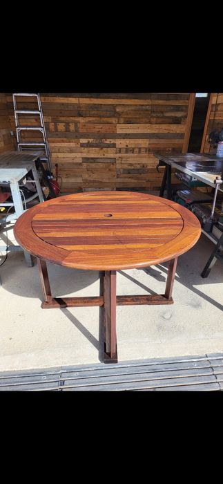 Mesa de madeira redonda