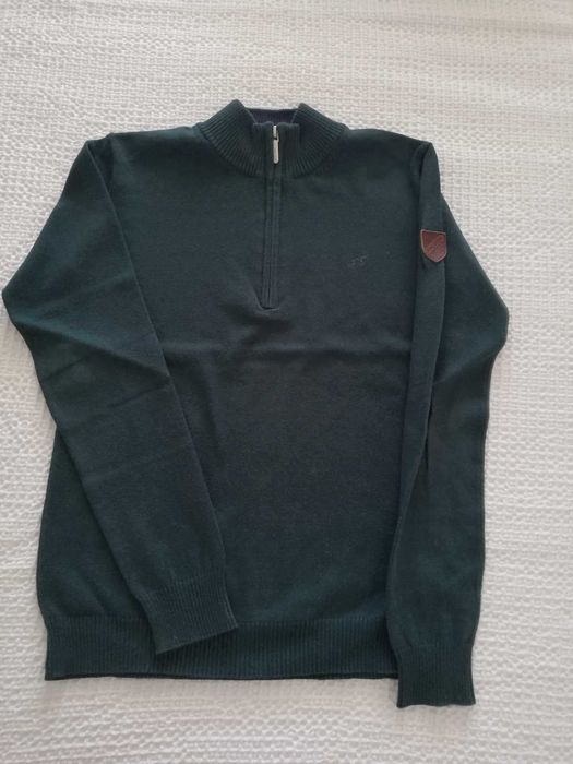 Camisola Sacoor, verde, detalhe com fecho na gola, tamanho 12 anos.