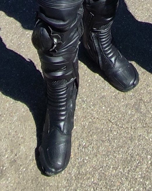 Dou botas de moto de estrada