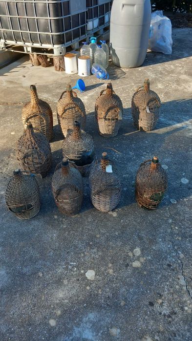 Lote de 8 garrafões de vidro, vários volumes.