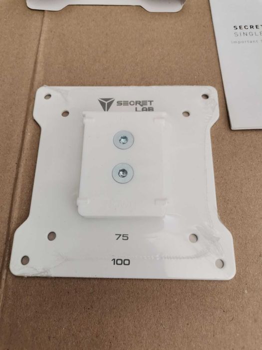 Пластина для крепления монитора Secretlab VESA 75 x 75мм  100 x 100мм