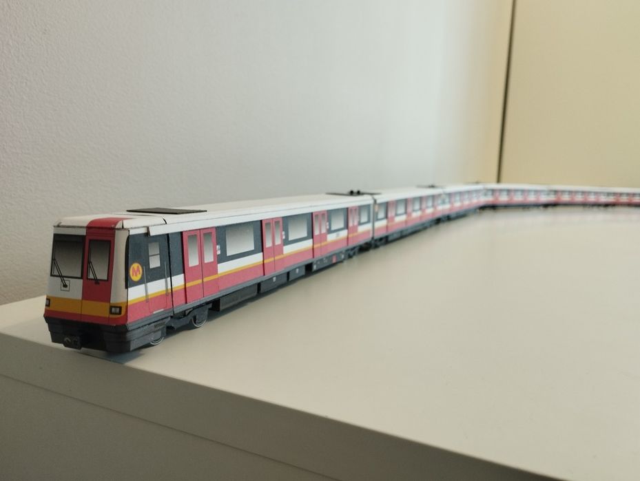 Alstrom Metropolis 98B 1:87 zabawka pociąg pasażerski miejski autobus