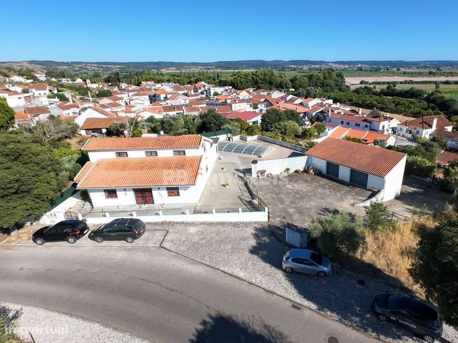Moradia T4+2 com Piscina, 3 Garagens e Vista Deslumbrante para o Ri...