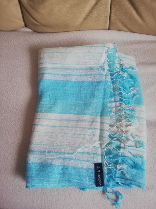 Szal biało niebieski.