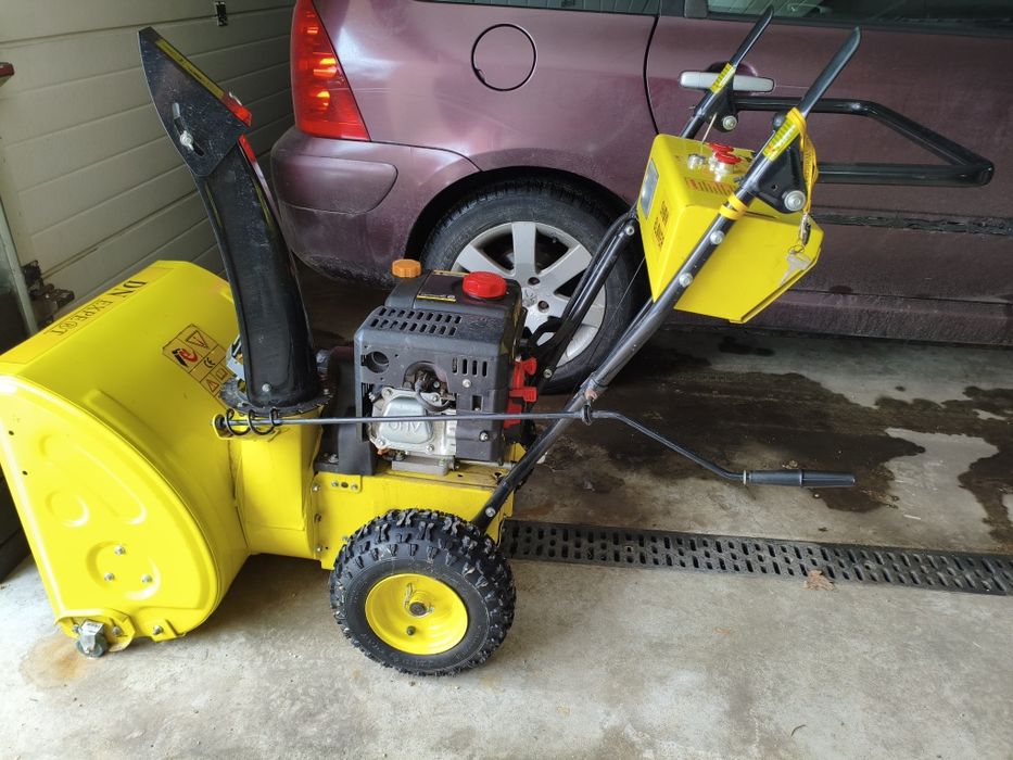 Odśnieżarka spalinowa, z zapłonem elektrycznym i napędem.