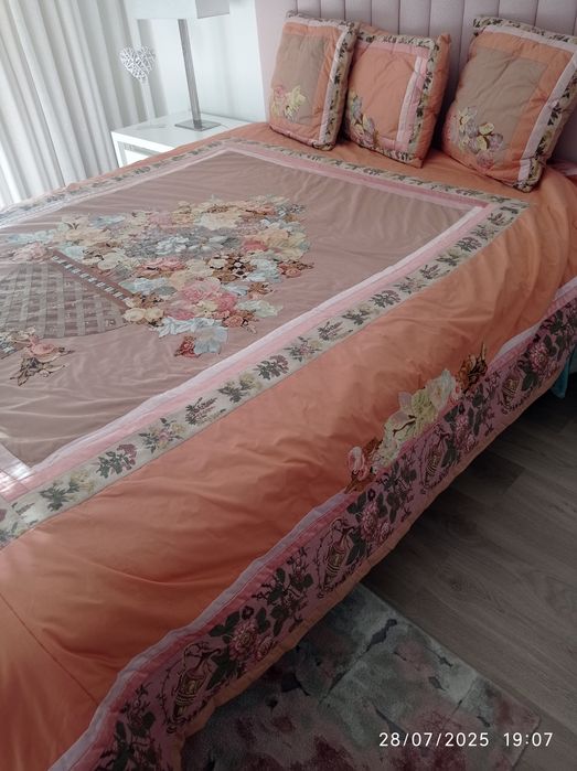 Colcha  de casal feita em  arte aplicada com três almofadas ork nova