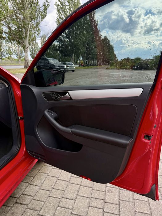 Продам Volkswagen Jetta SE 2013 год 1.8