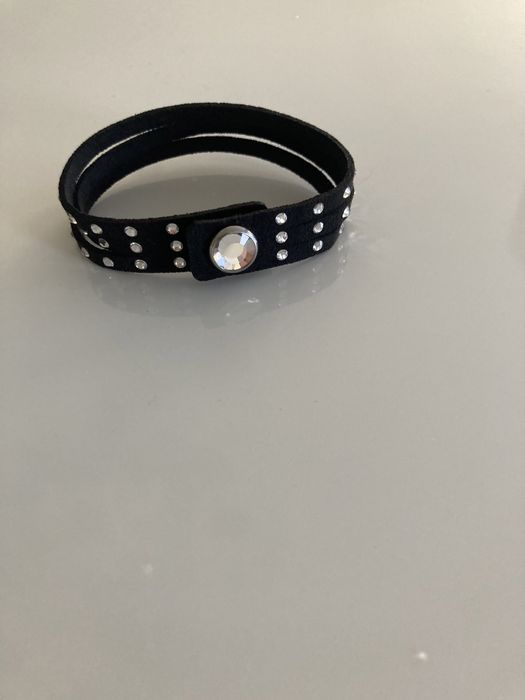Pulseira preta com brilhantes
