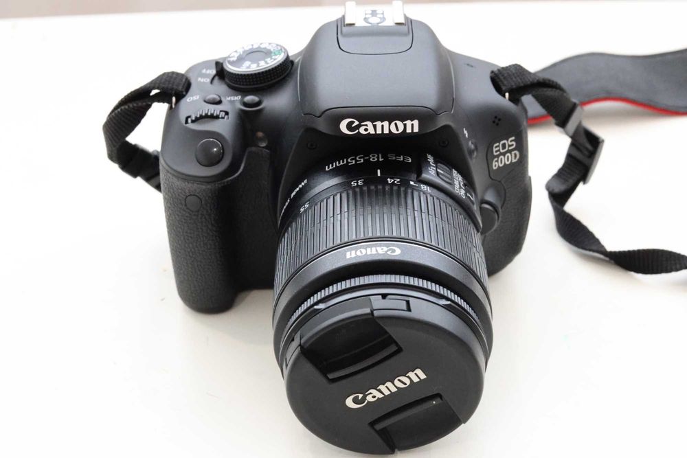 Canon EOS 600D com lente EF-S 18-55mm