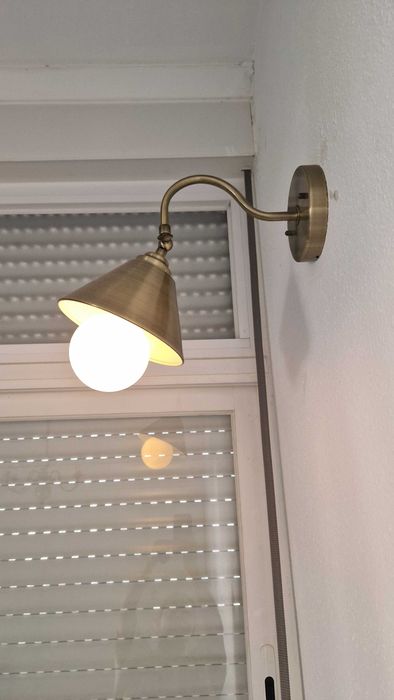 Aplique de parede dourado escovado