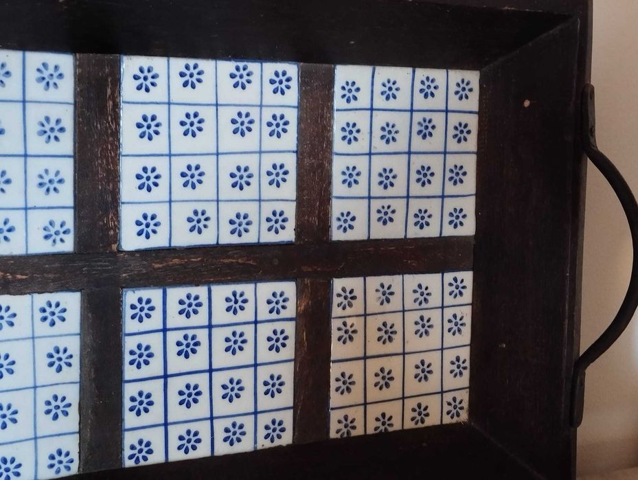 Tabuleiro / Bandeja em Madeira antiga e Azulejo