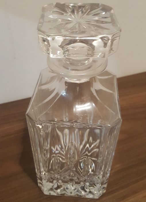 Garrafas de whisky de cristal e baldes