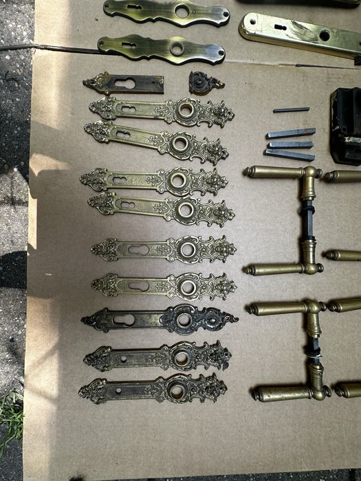 Mosiężne klamki i szyldy