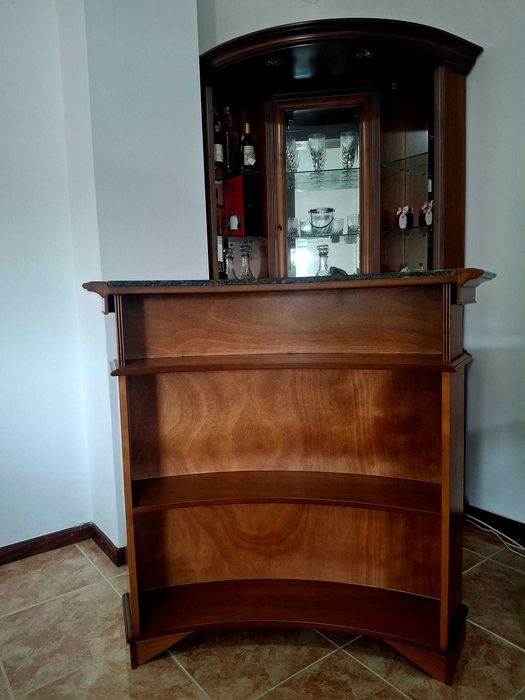 Móvel Bar de Canto em Madeira Maciça de Cerejeira – Estilo Clássico