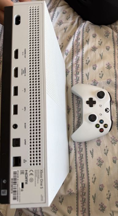 XBox one S pouco usado com Comando