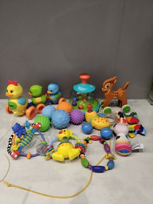 Лот іграшок для найменших