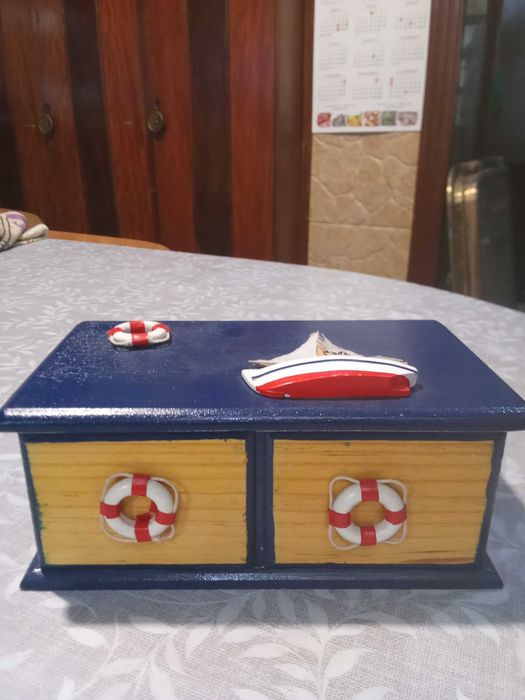 Caixa em madeira estilo náutico.