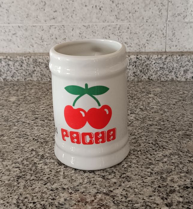 Caneca de cerveja e copos.