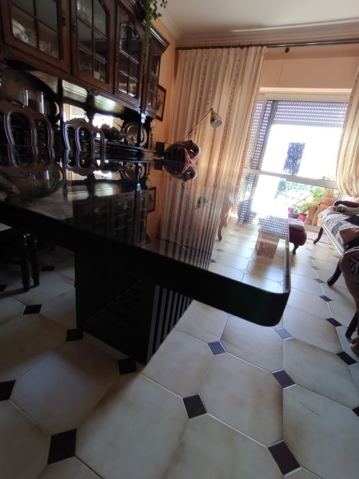 Mesa de sala de jantar com tampo de vidro