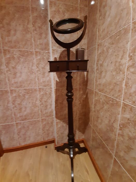 Barbeiro antigo em bom estado.