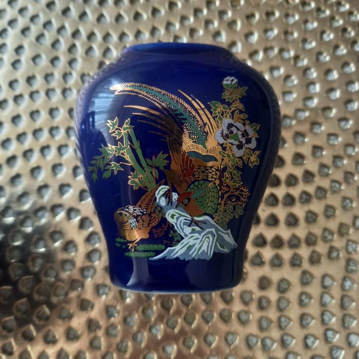 Dwa małe wazoniki z ozdobnym zdobieniem w ptaki