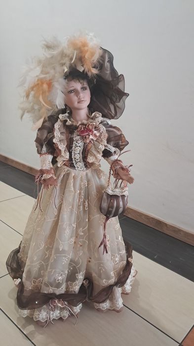 Porcelanowa Pani 70 cm