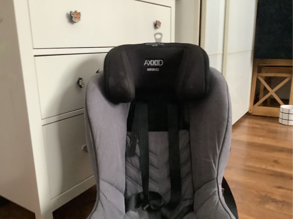 Fotelik Axkid Minikid do jazdy tyłem i przodem