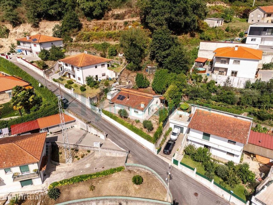 Moradia Térrea com grande potencial | Garagem e Jardim
