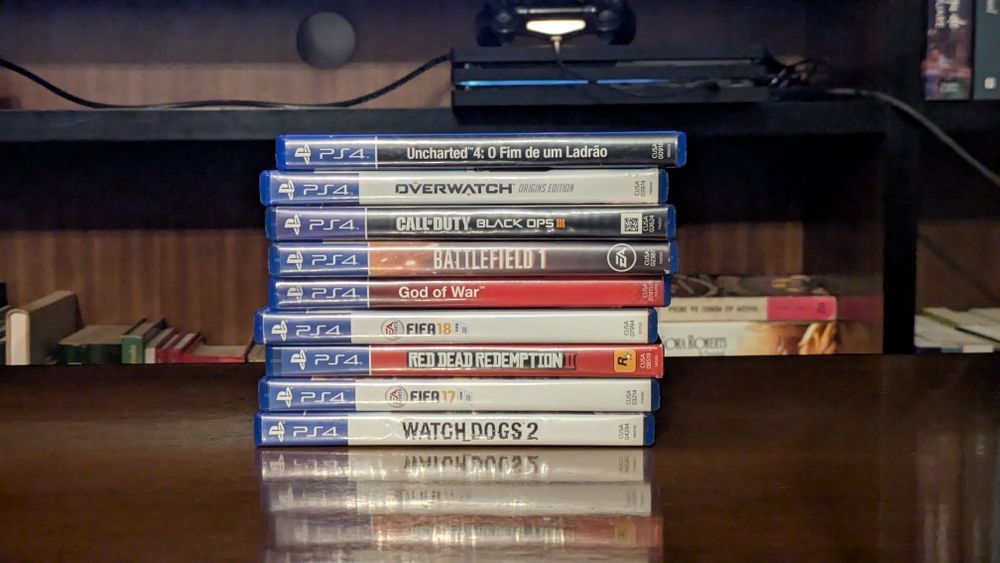 PS4 Pro 1TB + 9 jogos + 2 comandos para reparação