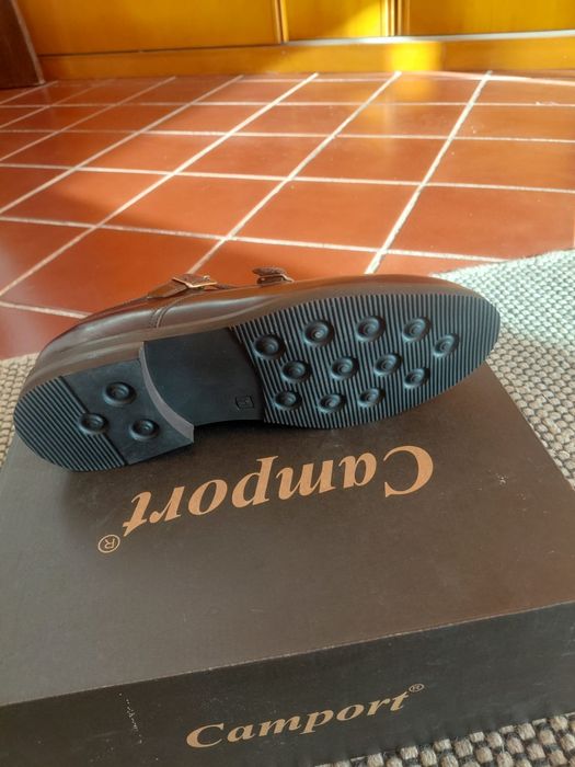 Sapatos  novos em caixa