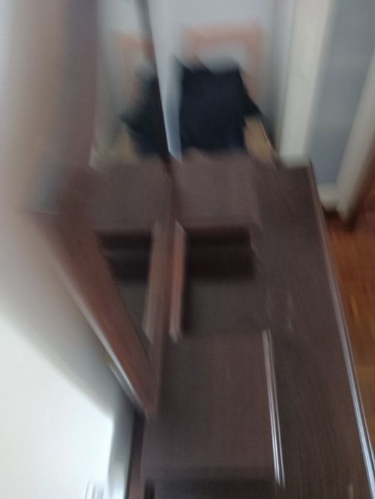 Cómoda antiga de quarto com espelho. Madeira de excelente qualidade.