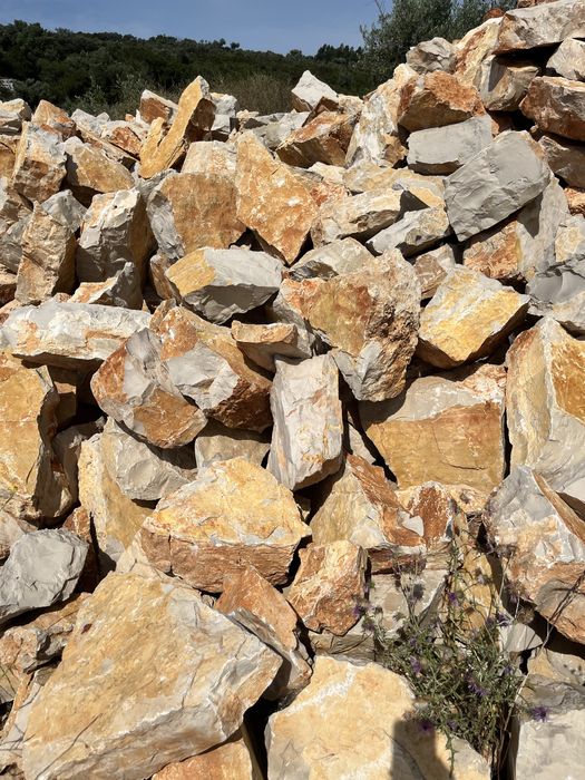 Pedra rustica para muro vidraço São Bento