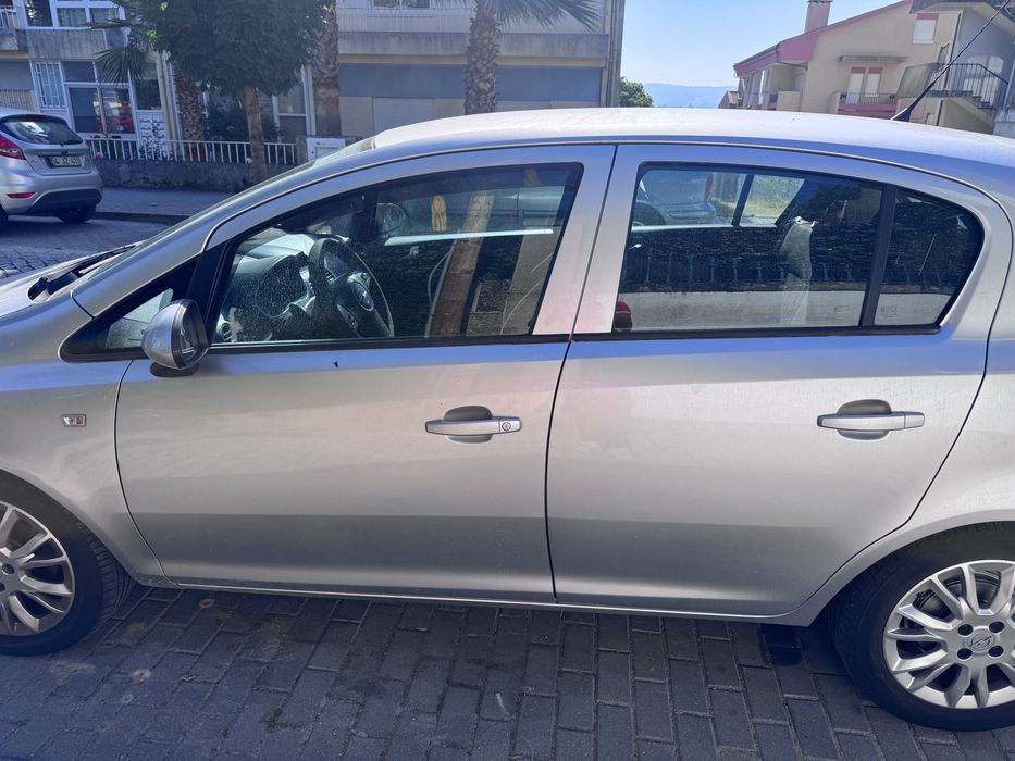 Opel Corsa 1.2 de 2009 em ótimo estado geral