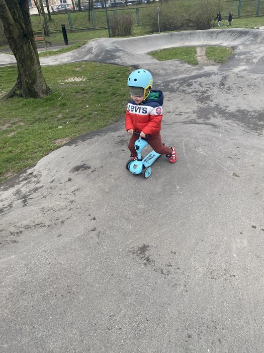 Hulajnoga Scoot and ride z kaskiem