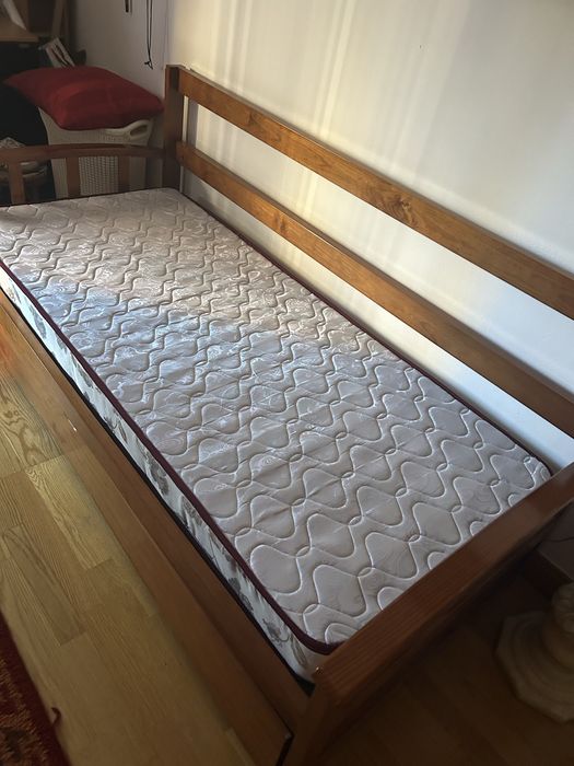 Sofa cama, braços de madeira e forro de pele 1,85x85cm