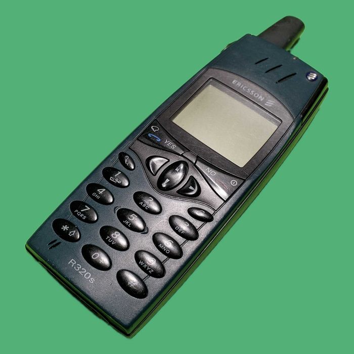 Винтажный мобильный телефон Ericsson R320s
