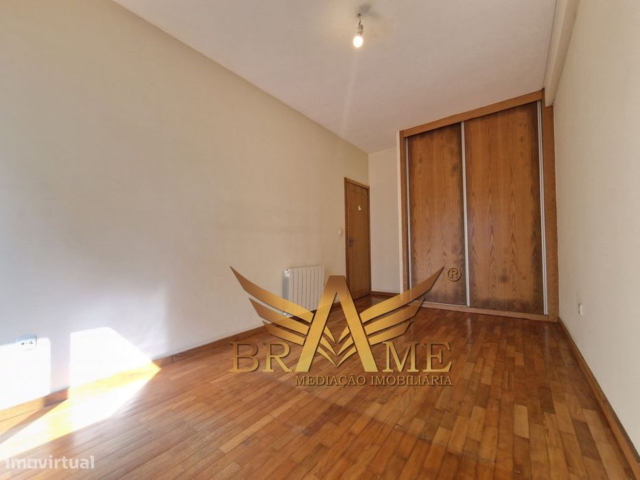 Apartamento T2 Com Lugar De Garagem | Rua Da Constituição - Porto