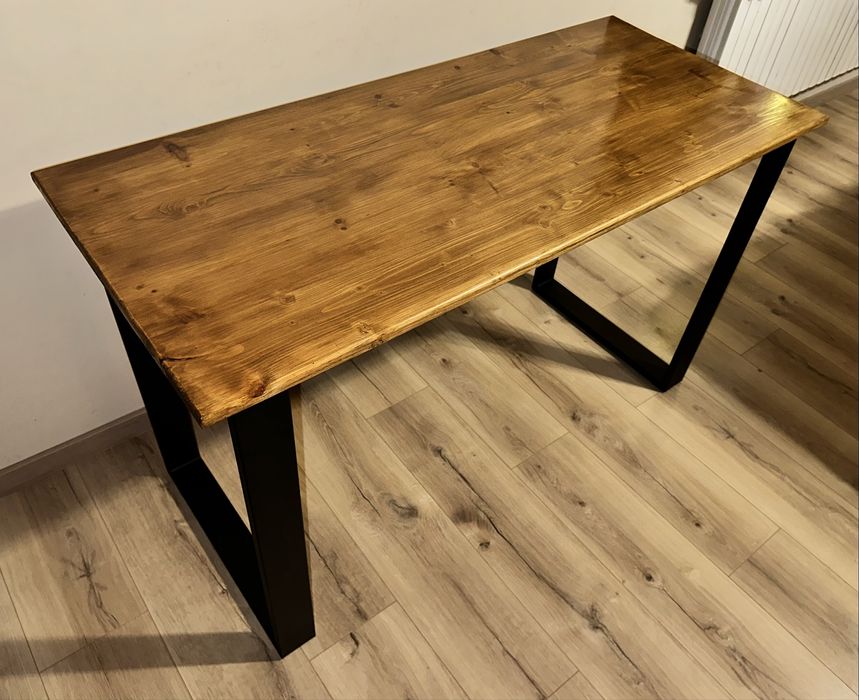 Biurko/stolik z litego drewna w stylu loft.