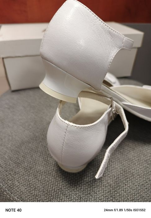 Pantofle komunijne białe