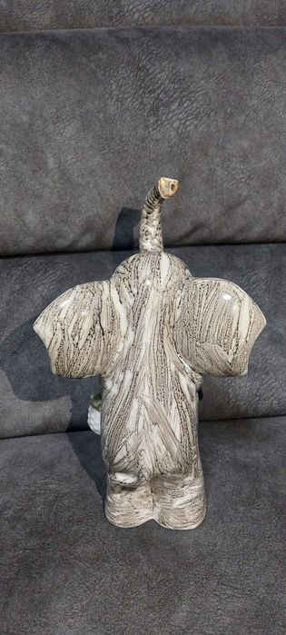 Estátua de elefante em cerâmica