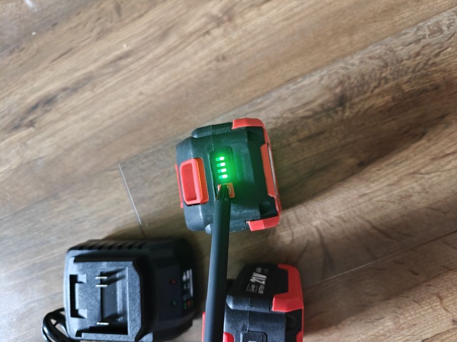 Akumulatory 21v w systemie Makita 4.0 Ah plus ładowarka stacjonarna