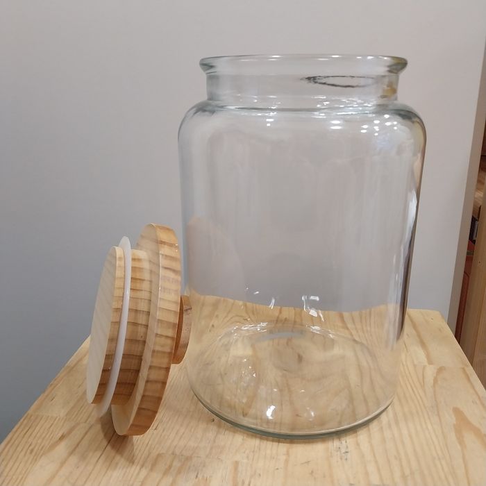 Frasco de vidro com tampa em madeira