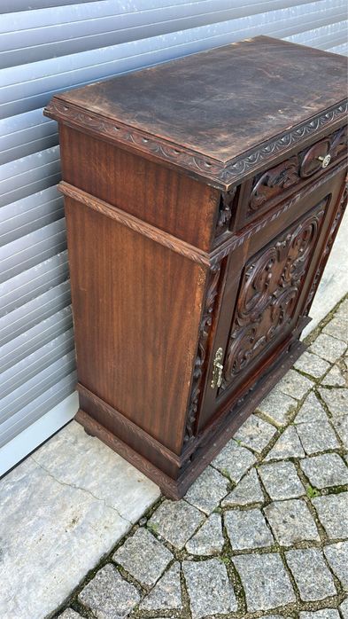 Fabuloso móvel em madeira de mogno antigo, entalhado.