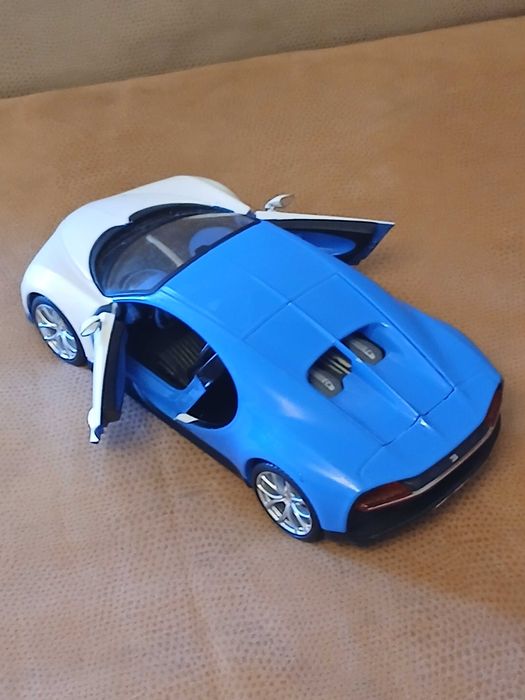 Коллекционная модель автомобиля Maisto Bugatti Chiron в масштабе 1:24,