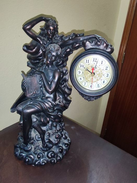 Relógio decorativo clássico com escultura – mecanismo quartz