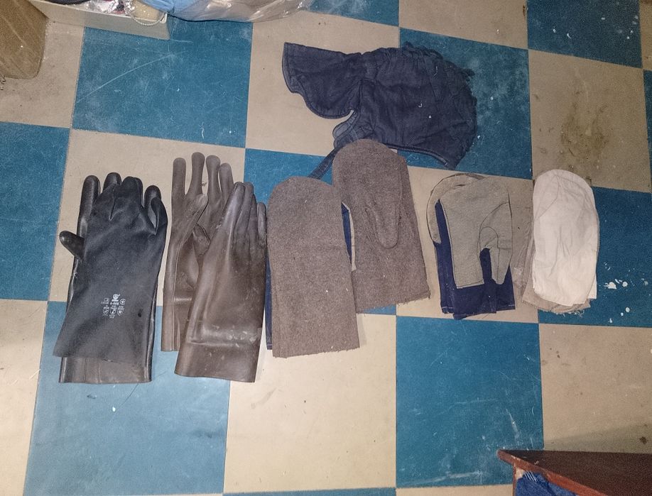 Продам 12пар перчаток и надшлемник