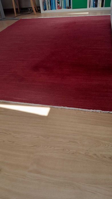 Vendo tapete bordeaux 2,70x1,90m. Usado em bom estado